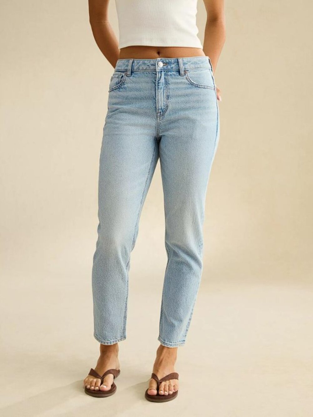 AMERICAN EAGLE Women's AE Mom Jean Size 2 in Blue Breeze